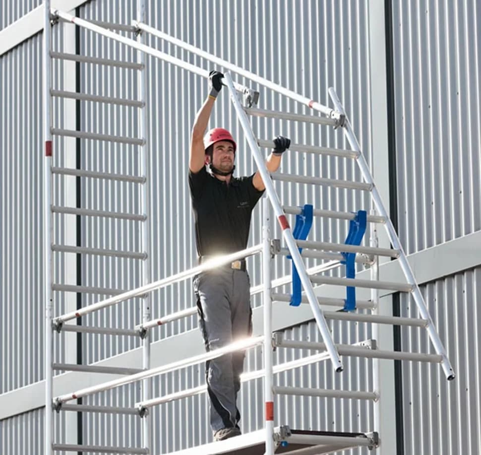 Operario montando una torre móvil de aluminio Layher